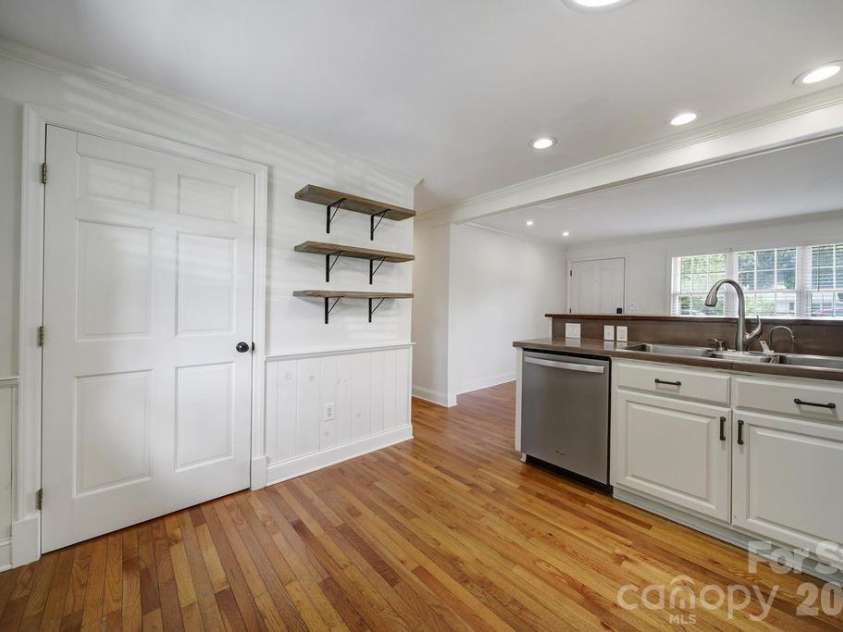 2715 Springway Drive, Charlotte, NC 28205.  MLS# CAR4392344, YatesRealty ID 32277. 