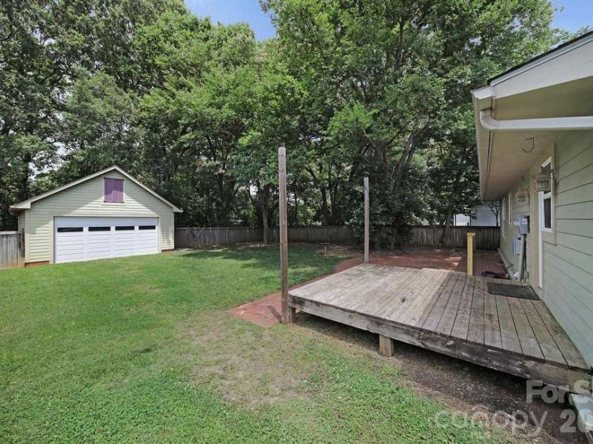 2715 Springway Drive, Charlotte, NC 28205.  MLS# CAR4392344, YatesRealty ID 32277. 
