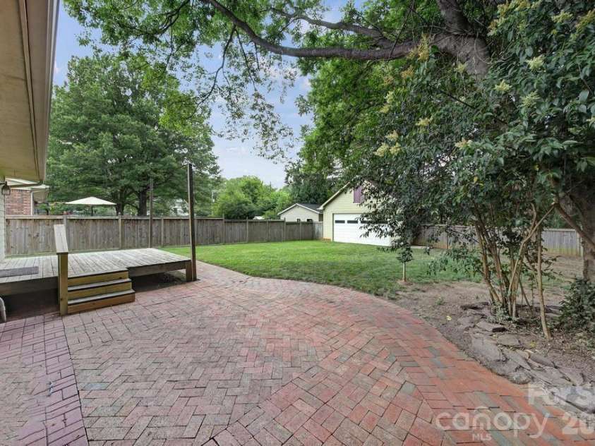 2715 Springway Drive, Charlotte, NC 28205.  MLS# CAR4392344, YatesRealty ID 32277. 