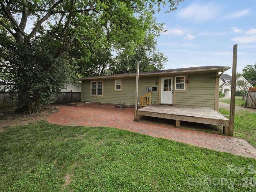 2715 Springway Drive, Charlotte, NC 28205.  MLS# CAR4392344, YatesRealty ID 32277. 