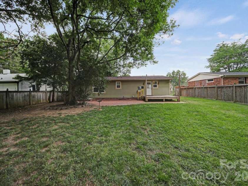 2715 Springway Drive, Charlotte, NC 28205.  MLS# CAR4392344, YatesRealty ID 32277. 