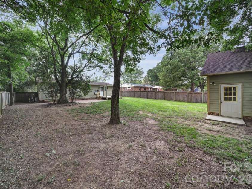 2715 Springway Drive, Charlotte, NC 28205.  MLS# CAR4392344, YatesRealty ID 32277. 