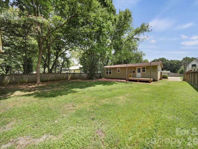 2715 Springway Drive, Charlotte, NC 28205.  MLS# CAR4392344, YatesRealty ID 32277. 