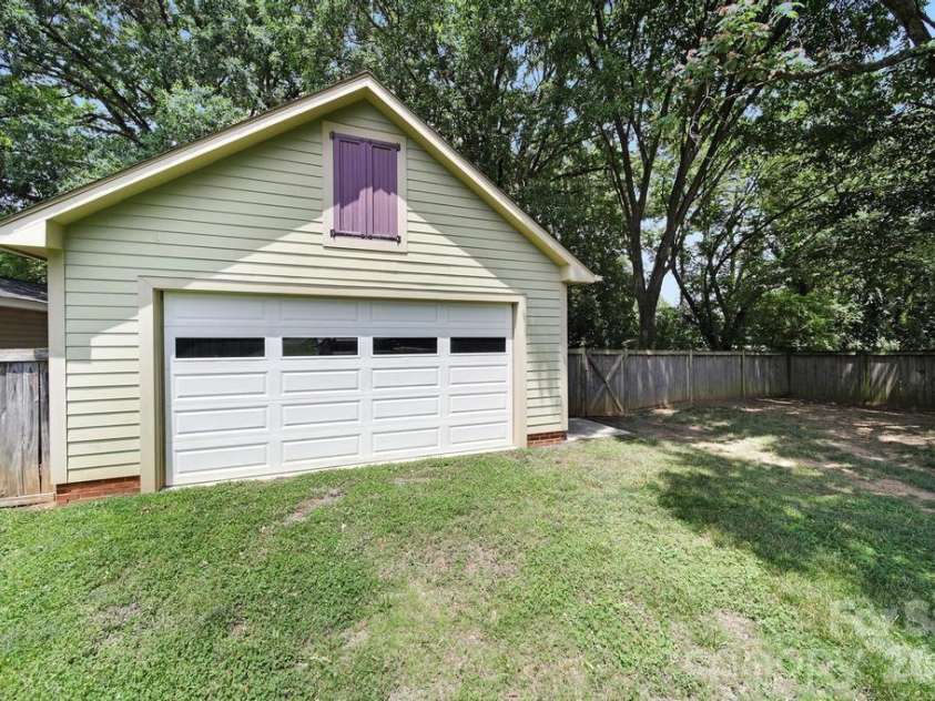 2715 Springway Drive, Charlotte, NC 28205.  MLS# CAR4392344, YatesRealty ID 32277. 