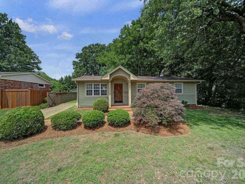 2715 Springway Drive, Charlotte, NC 28205.  MLS# CAR4392344, YatesRealty ID 32277. 