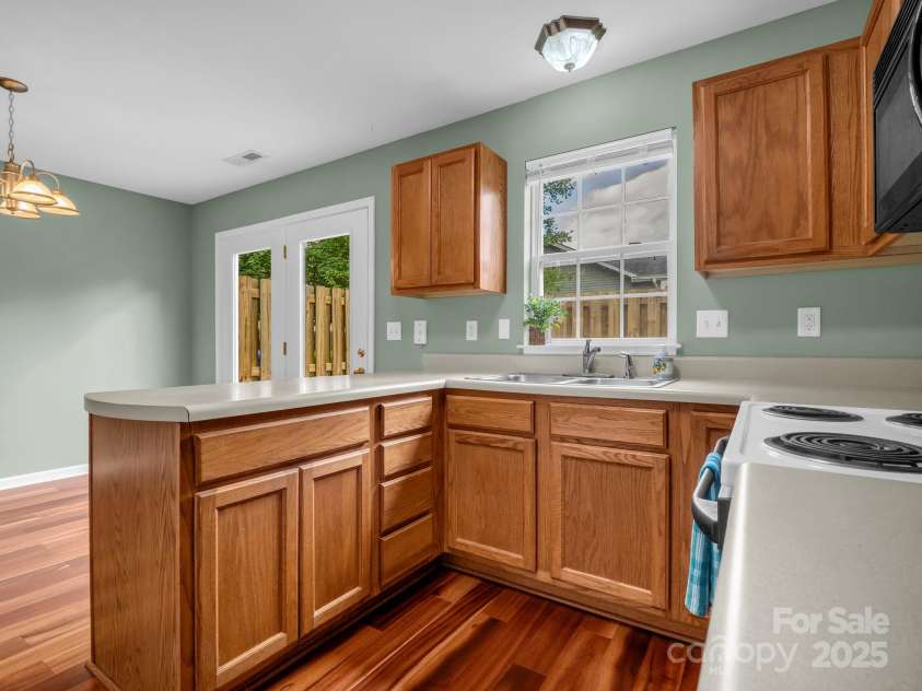 69 Wiltshire Circle, Fletcher, NC 28732.  MLS# CAR4290881, YatesRealty ID 32281. Kitchen