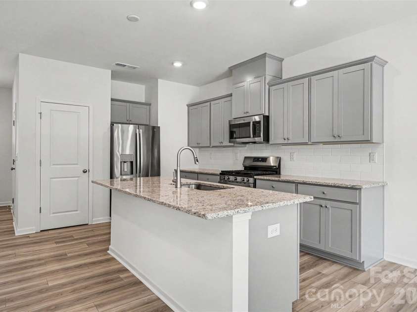 4035 Lawnview Drive, Charlotte, NC 28269.  MLS# CAR4386706, YatesRealty ID 32282. 