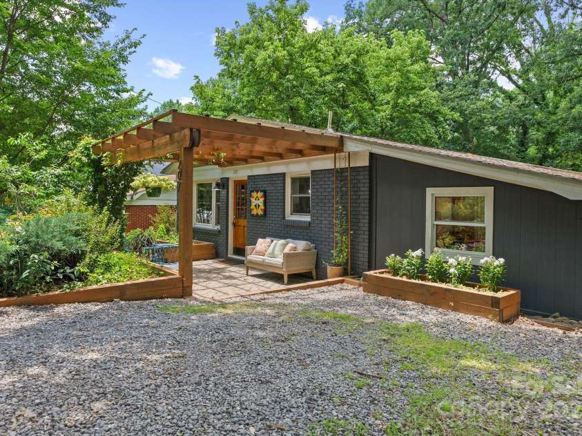 207 Oconeechee Avenue, Black Mountain, NC 28711.  MLS# CAR4290585, YatesRealty ID 32284. Delightful Brick Cottage in Black Mountain