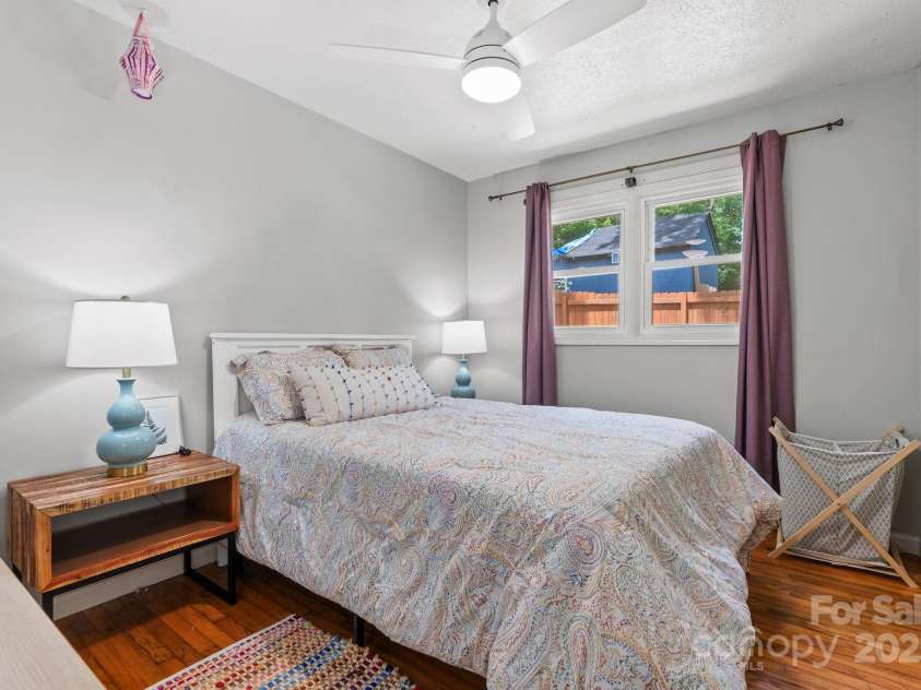 207 Oconeechee Avenue, Black Mountain, NC 28711.  MLS# CAR4290585, YatesRealty ID 32284. Light and Bright Second Bedroom