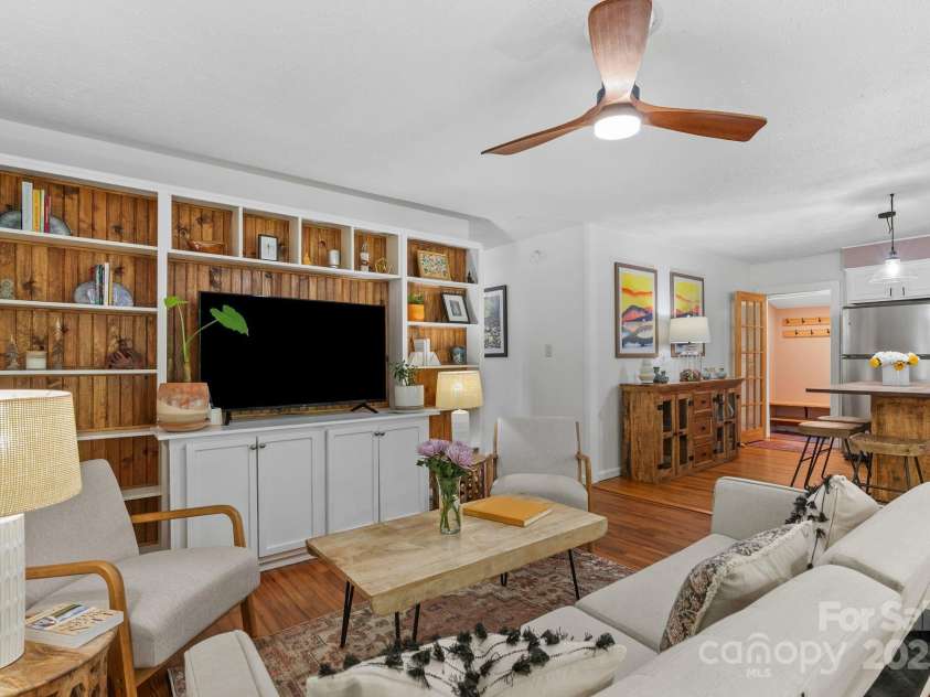 207 Oconeechee Avenue, Black Mountain, NC 28711.  MLS# CAR4290585, YatesRealty ID 32284. Lovely, Open Floor Plan