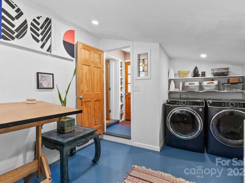 207 Oconeechee Avenue, Black Mountain, NC 28711.  MLS# CAR4290585, YatesRealty ID 32284. Perfect as a Studio/Office/Exercise Room