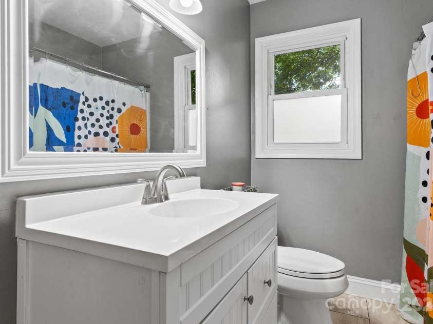 207 Oconeechee Avenue, Black Mountain, NC 28711.  MLS# CAR4290585, YatesRealty ID 32284. Second Bathroom has Tub/Shower