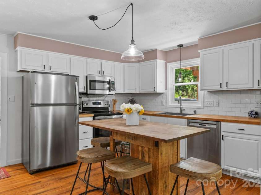 207 Oconeechee Avenue, Black Mountain, NC 28711.  MLS# CAR4290585, YatesRealty ID 32284. Well Appointed Eat-in Kitchen