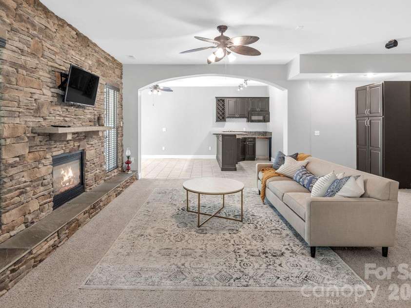 619 Oak Drive, Huntersville, NC 28078.  MLS# CAR4371399, YatesRealty ID 32284. Finished Basement w/Kitchenette