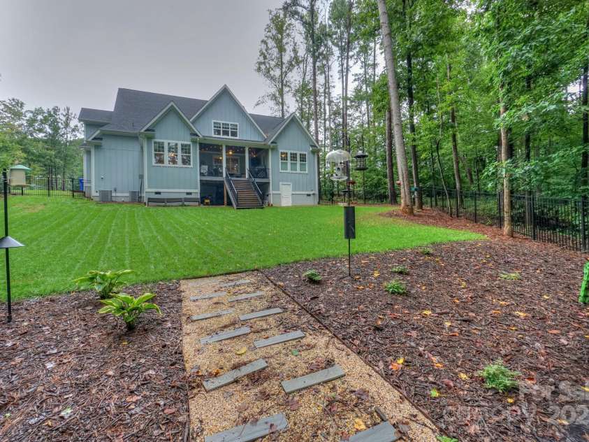 138 Waterbury Drive, Mooresville, NC 28117.  MLS# CAR4289133, YatesRealty ID 32286. 