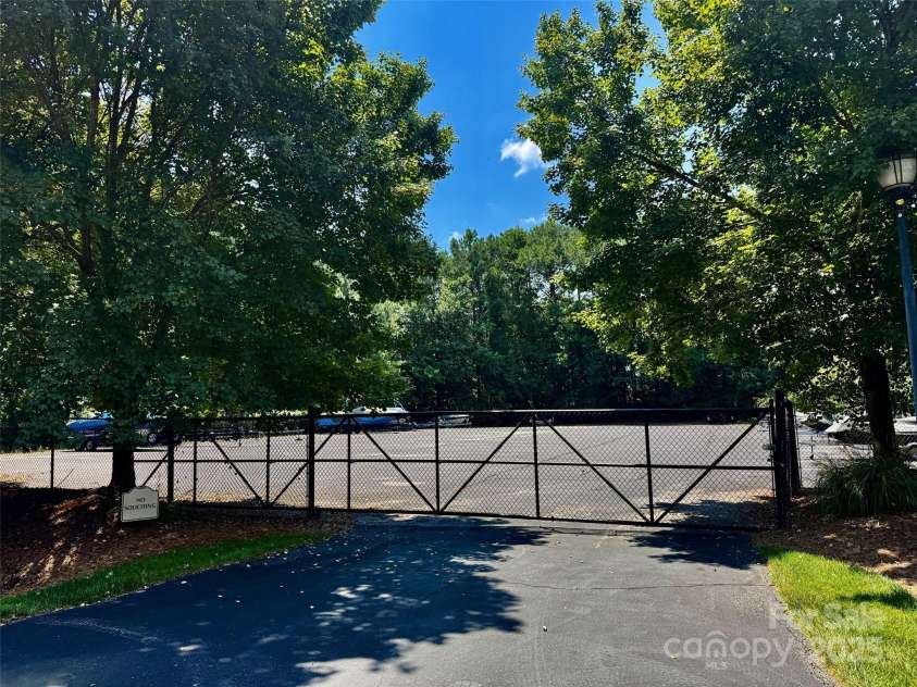 138 Waterbury Drive, Mooresville, NC 28117.  MLS# CAR4289133, YatesRealty ID 32286. 