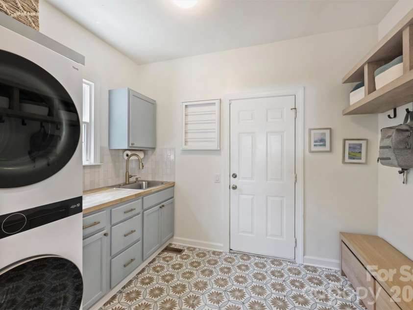 5319 Piper Glen Drive, Charlotte, NC 28277.  MLS# CAR4389284, YatesRealty ID 32287. 