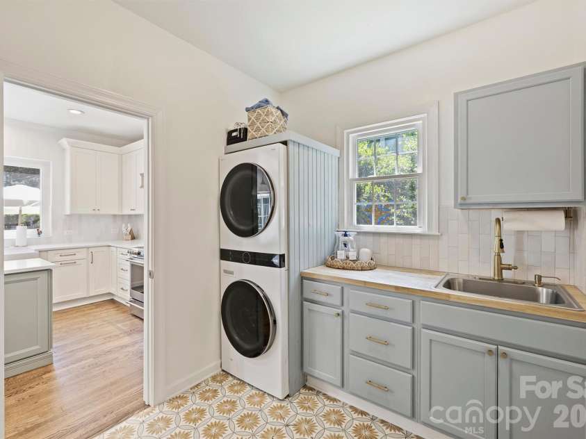 5319 Piper Glen Drive, Charlotte, NC 28277.  MLS# CAR4389284, YatesRealty ID 32287. 
