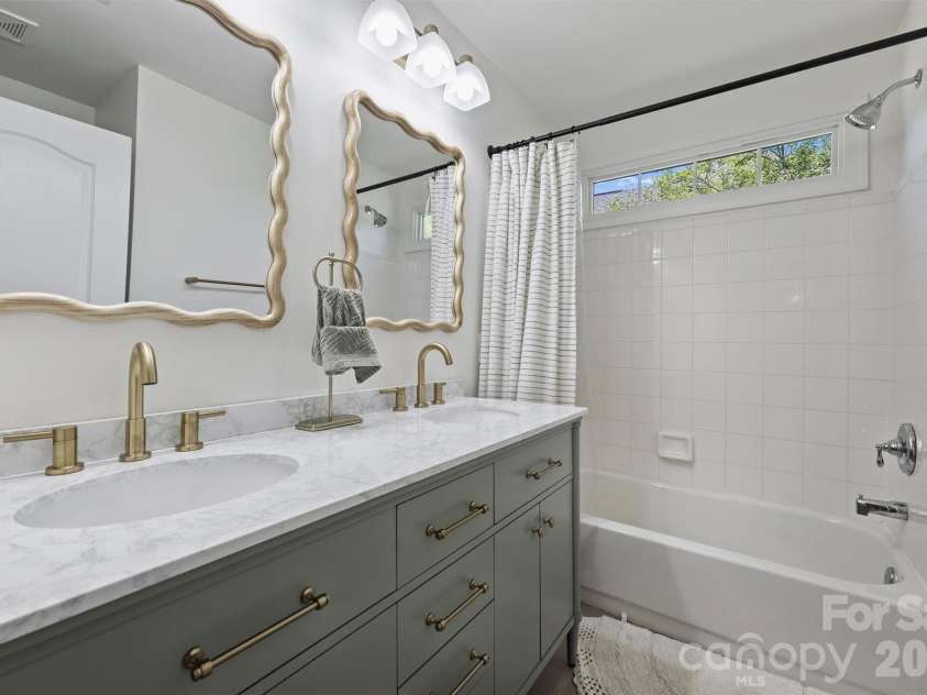 5319 Piper Glen Drive, Charlotte, NC 28277.  MLS# CAR4389284, YatesRealty ID 32287. 