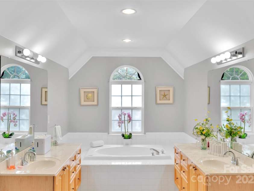 10837 Wilklee Drive, Charlotte, NC 28277.  MLS# CAR4291403, YatesRealty ID 32289. Primary bathroom with dual sinks and sunken tub. Lots of storage space