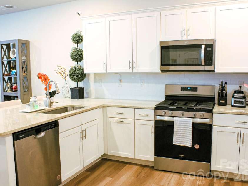 1925 Plath Top Road, Rock Hill, SC 29732.  MLS# CAR4395666, YatesRealty ID 32289. Gas range and microwave