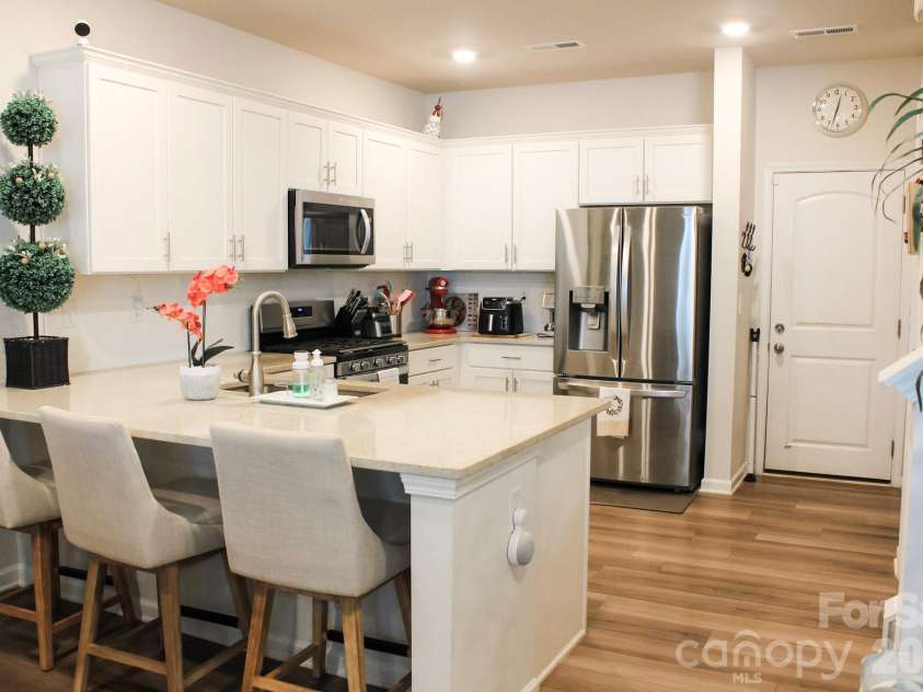 1925 Plath Top Road, Rock Hill, SC 29732.  MLS# CAR4395666, YatesRealty ID 32289. Kitchen with breakfast bar