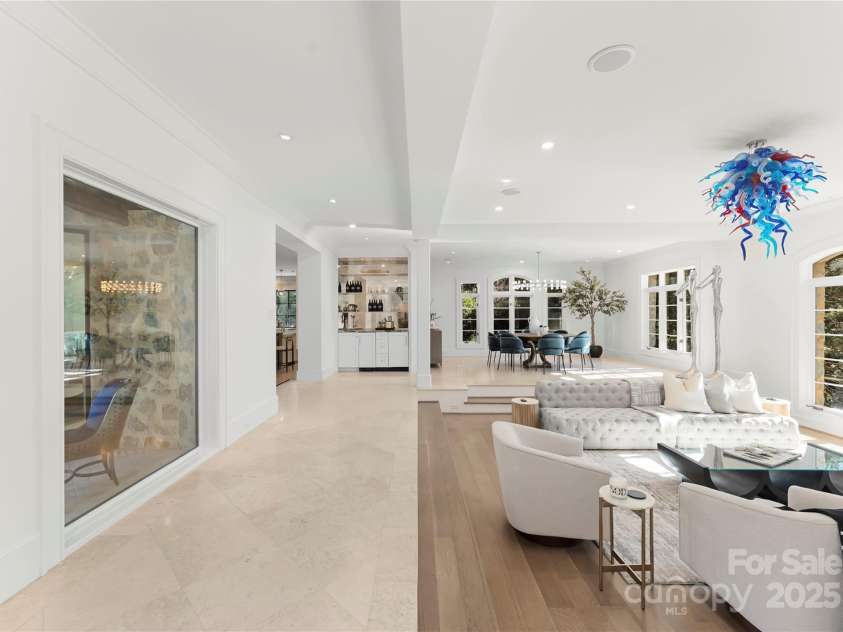 4231 Fox Brook Lane, Charlotte, NC 28211.  MLS# CAR4186375, YatesRealty ID 3229. 