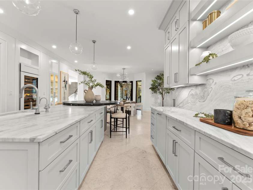 4231 Fox Brook Lane, Charlotte, NC 28211.  MLS# CAR4186375, YatesRealty ID 3229. 