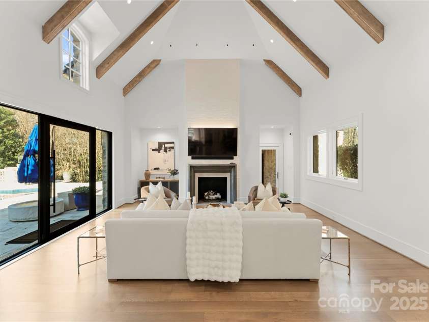 4231 Fox Brook Lane, Charlotte, NC 28211.  MLS# CAR4186375, YatesRealty ID 3229. 