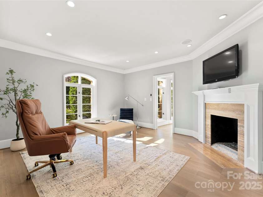 4231 Fox Brook Lane, Charlotte, NC 28211.  MLS# CAR4186375, YatesRealty ID 3229. 