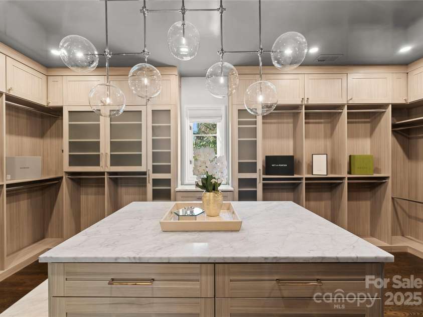 4231 Fox Brook Lane, Charlotte, NC 28211.  MLS# CAR4186375, YatesRealty ID 3229. 