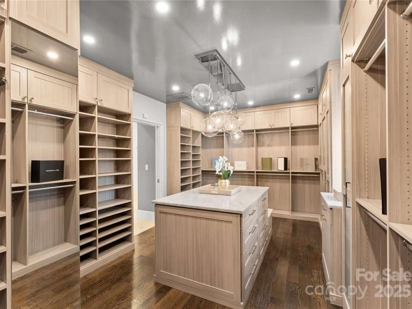 4231 Fox Brook Lane, Charlotte, NC 28211.  MLS# CAR4186375, YatesRealty ID 3229. 