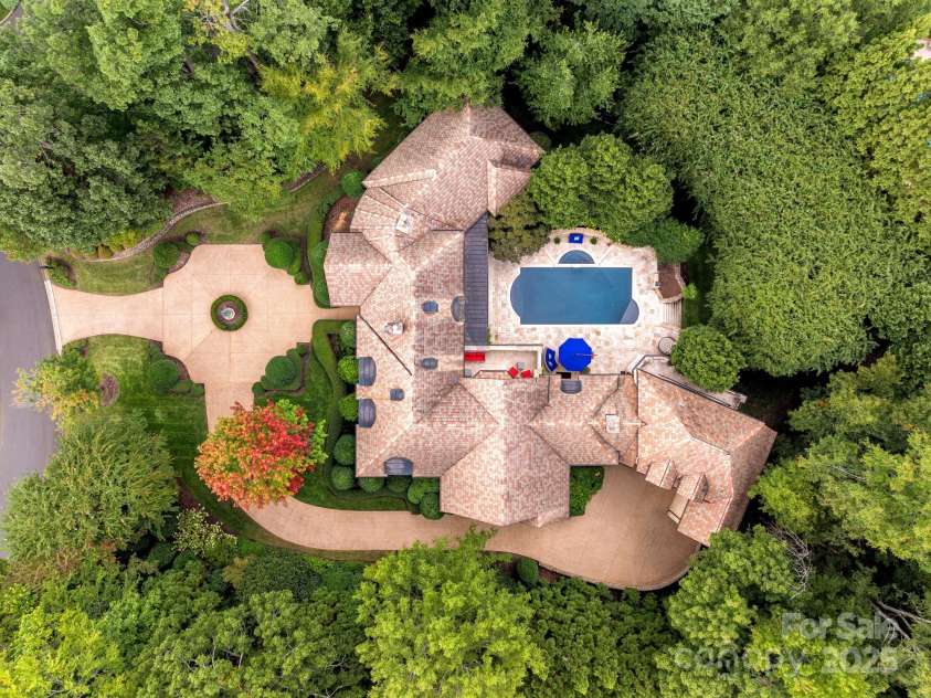 4231 Fox Brook Lane, Charlotte, NC 28211.  MLS# CAR4186375, YatesRealty ID 3229. A picturesque setting in the quiet reaches of Morrocorft Charlotte's most exclusive neighborhood.