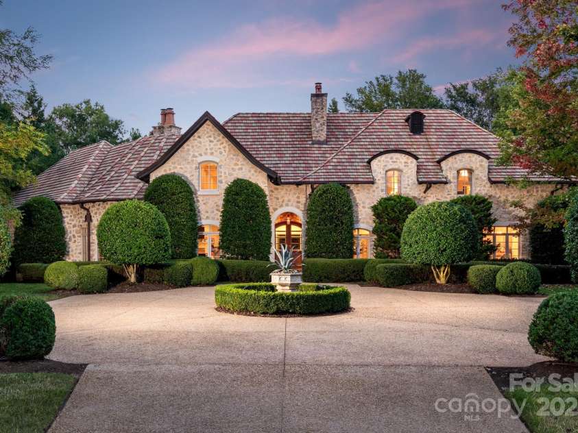 4231 Fox Brook Lane, Charlotte, NC 28211.  MLS# CAR4186375, YatesRealty ID 3229. Evening falls over Fox Brook Ln.