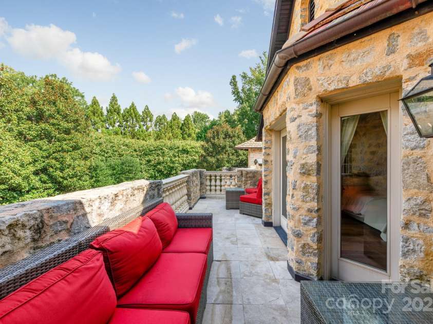 4231 Fox Brook Lane, Charlotte, NC 28211.  MLS# CAR4186375, YatesRealty ID 3229. Wait are we still in Charlotte?