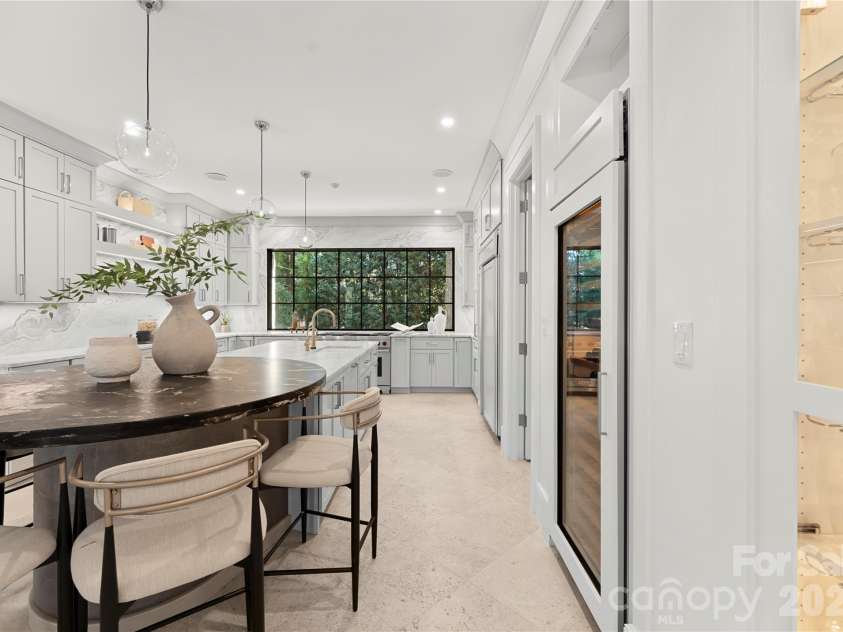 4231 Fox Brook Lane, Charlotte, NC 28211.  MLS# CAR4335388, YatesRealty ID 3229. 