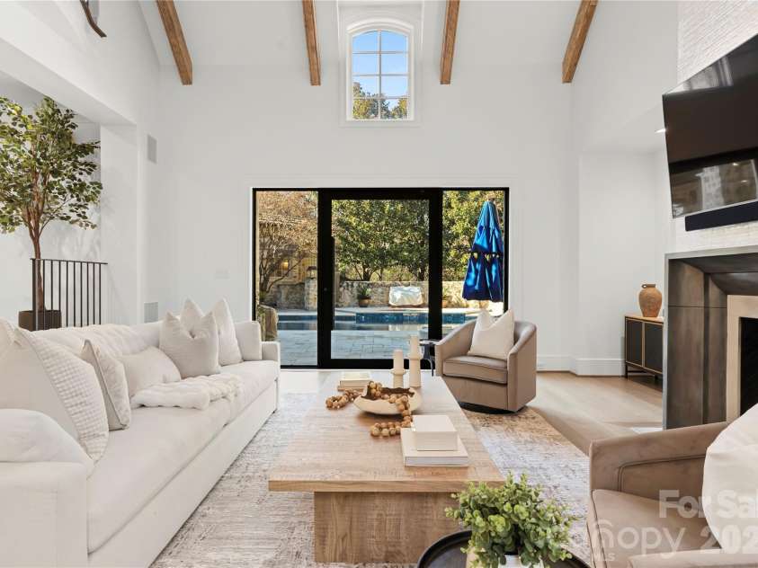 4231 Fox Brook Lane, Charlotte, NC 28211.  MLS# CAR4335388, YatesRealty ID 3229. 