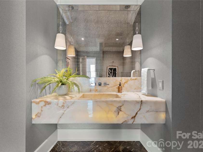 4231 Fox Brook Lane, Charlotte, NC 28211.  MLS# CAR4335388, YatesRealty ID 3229. 