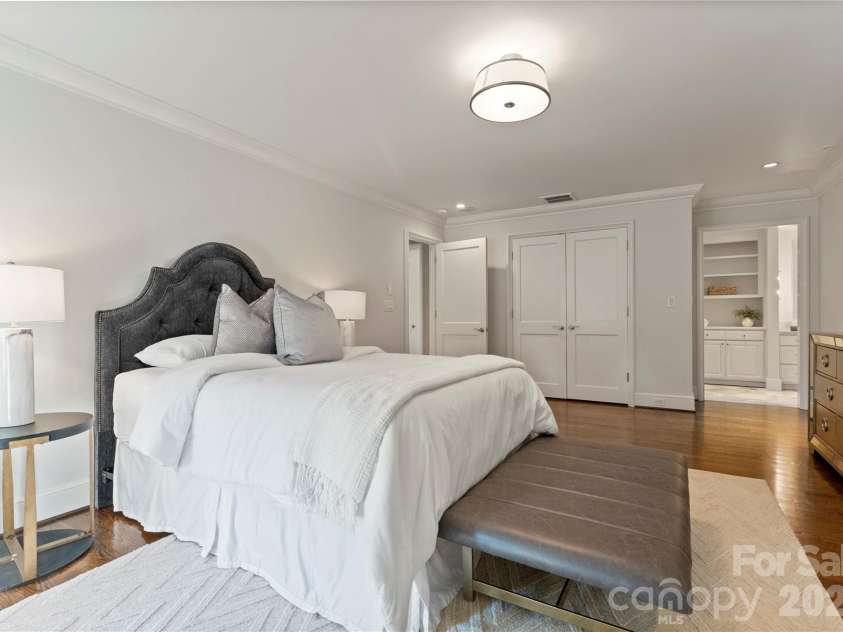 4231 Fox Brook Lane, Charlotte, NC 28211.  MLS# CAR4335388, YatesRealty ID 3229. 