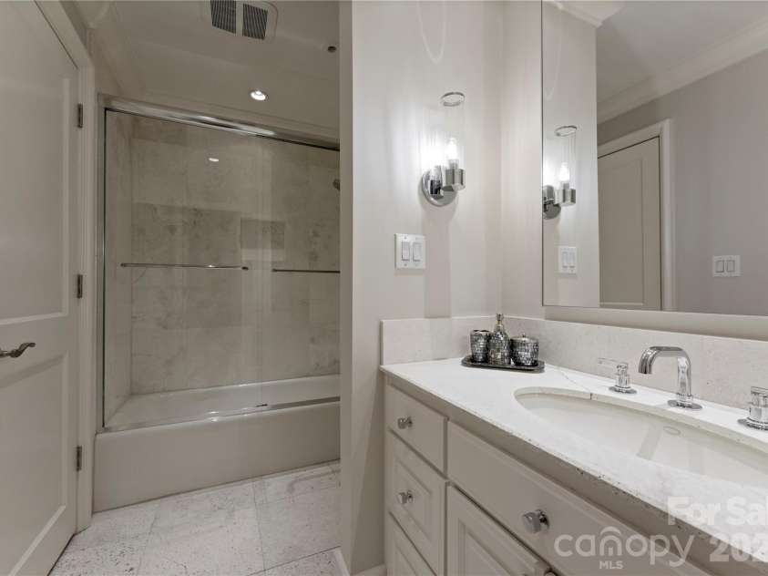 4231 Fox Brook Lane, Charlotte, NC 28211.  MLS# CAR4335388, YatesRealty ID 3229. 