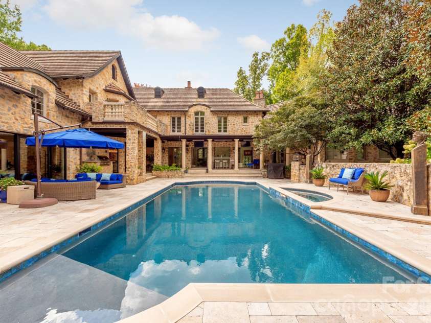 4231 Fox Brook Lane, Charlotte, NC 28211.  MLS# CAR4335388, YatesRealty ID 3229. Can you see yourself here toiling away the long summer days? 