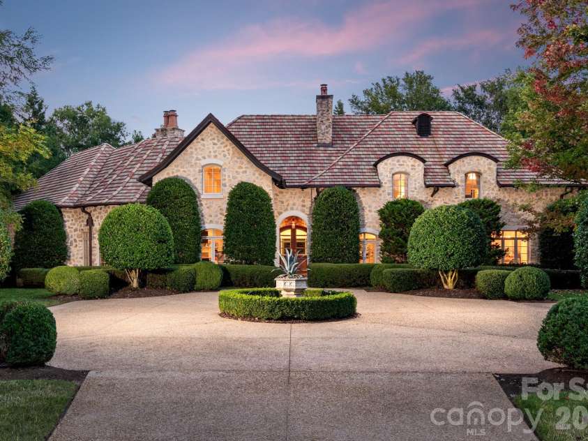 4231 Fox Brook Lane, Charlotte, NC 28211.  MLS# CAR4335388, YatesRealty ID 3229. Evening falls over Fox Brook Ln.