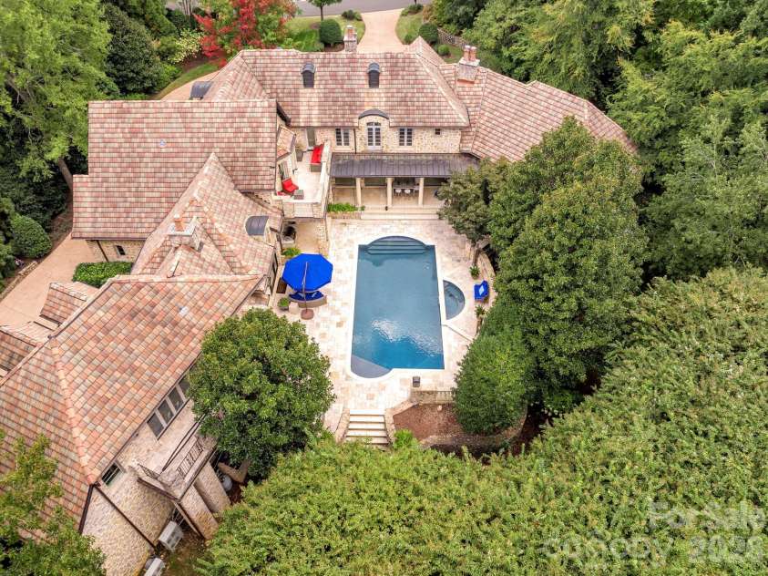 4231 Fox Brook Lane, Charlotte, NC 28211.  MLS# CAR4335388, YatesRealty ID 3229. Imagine a life of peaceful tranquility with resort quality amenities tucked away behind lush greenery.