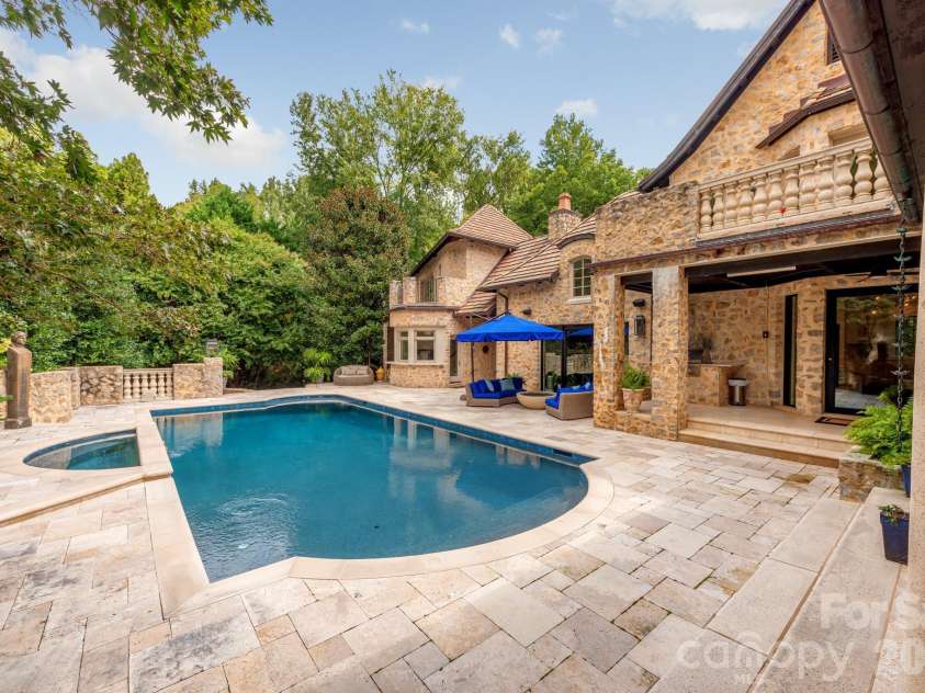 4231 Fox Brook Lane, Charlotte, NC 28211.  MLS# CAR4335388, YatesRealty ID 3229. This peaceful sanctuary is just waiting for you.