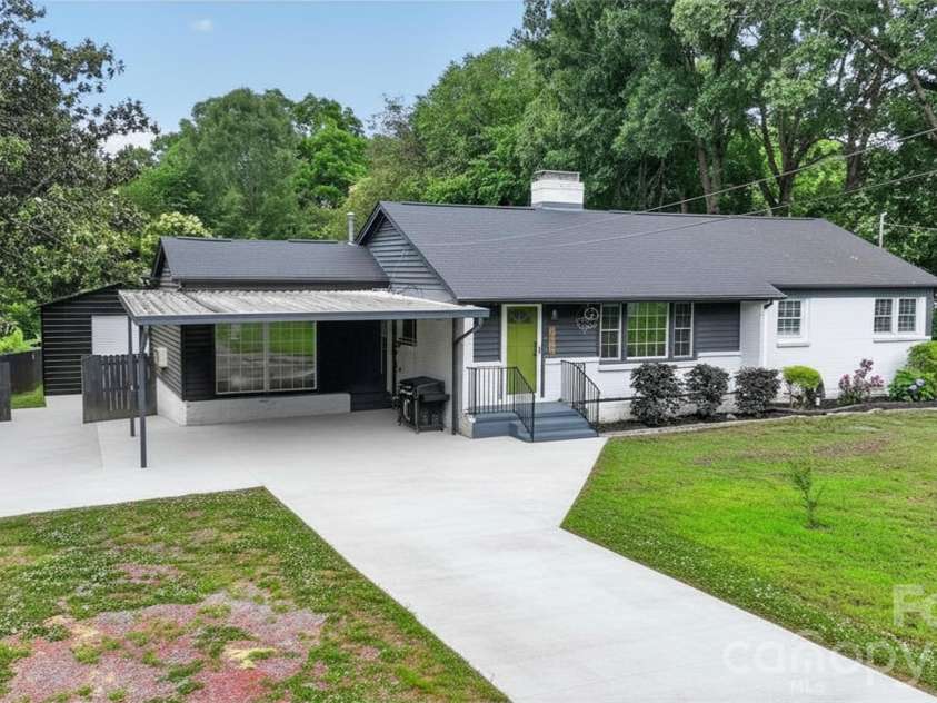 2432 Oakwood Circle, Rock Hill, SC 29732.  MLS# CAR4388261, YatesRealty ID 32290. Front Photo w/Whitewashed Staged Driveway
