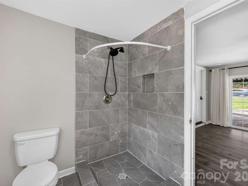 2432 Oakwood Circle, Rock Hill, SC 29732.  MLS# CAR4388261, YatesRealty ID 32290. Full Bath with Tiled Shower