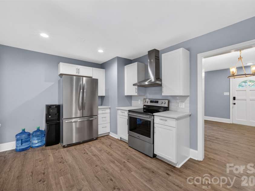 2432 Oakwood Circle, Rock Hill, SC 29732.  MLS# CAR4388261, YatesRealty ID 32290. Kitchen w/Stainless Appliances