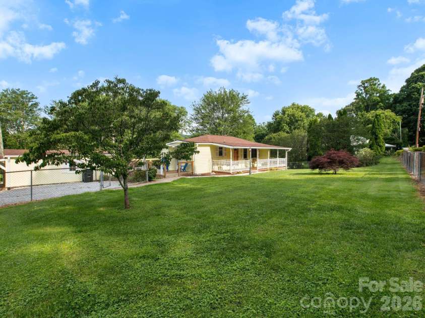 407 Hall Street, Hendersonville, NC 28739.  MLS# CAR4393602, YatesRealty ID 32291. 