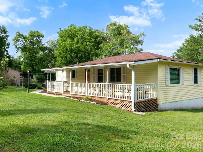 407 Hall Street, Hendersonville, NC 28739.  MLS# CAR4393602, YatesRealty ID 32291. 
