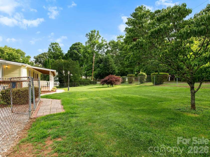 407 Hall Street, Hendersonville, NC 28739.  MLS# CAR4393602, YatesRealty ID 32291. 